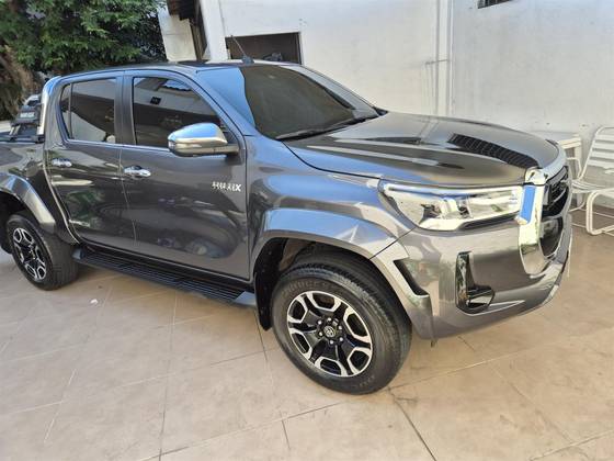 TOYOTA HILUX 2.8 D-4D TURBO DIESEL CD SRX PLUS 4X4 AUTOMÁTICO